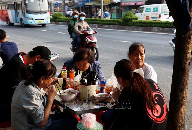 Khách thưởng thức hủ tíu Mỹ Tho tại quán Hủ tíu 43 đường Ấp Bắc, thành phố Mỹ Tho, tỉnh Tiền Giang. Ảnh: Hồng Đạt - TTXVN 
