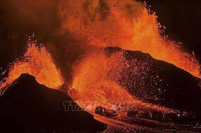 Dung nham phun trào từ núi lửa Kilauea tại Hawaii, Mỹ. Ảnh: AP/TTXVN