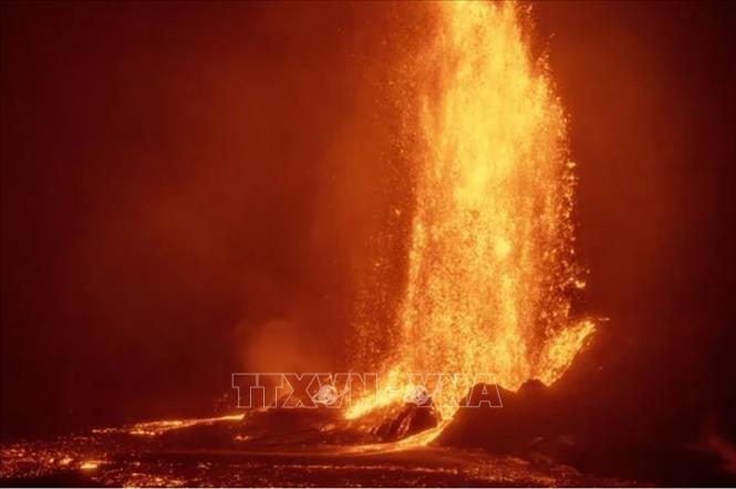 Dung nham phun trào từ núi lửa Kilauea tại Hawaii, Mỹ. Ảnh: Getty Images/TTXVN