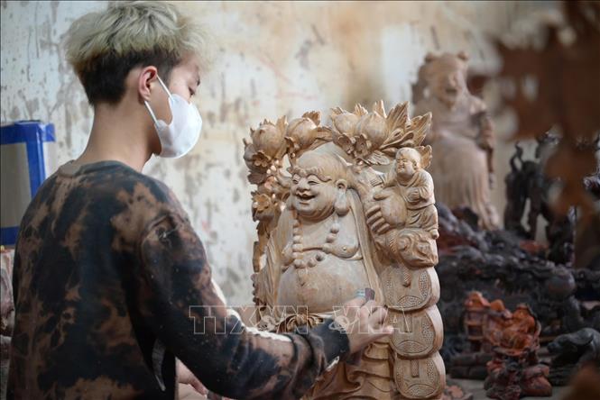 Đánh bóng sản phẩm trước khi hoàn thiện. Ảnh: Lương Hiếu/TTXVN phát