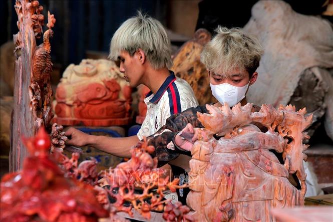 Đánh bóng sản phẩm trước khi sơn bóng. Ảnh: Tuấn Anh - TTXVN