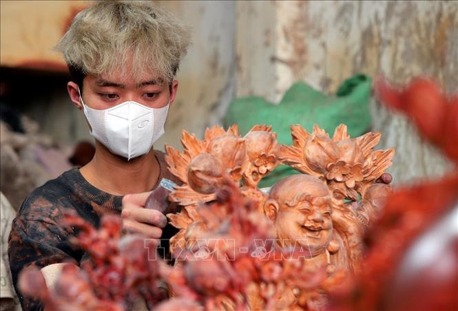 Dưới bàn tay khéo léo và óc sáng tạo, những người thợ Hoà Phong đã tạo nên những sản phẩm gỗ mỹ nghệ thực sự tinh xảo, kỳ công và hấp dẫn. Ảnh: Tuấn Anh - TTXVN