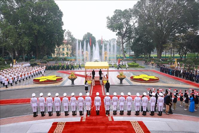 Prime Minister Pham Minh Chinh and his spouse host a ceremony to welcome Singaporean Prime Minister Lawrence Wong and his spouse in Hanoi on March 26. VNA Photo: Dương Giang