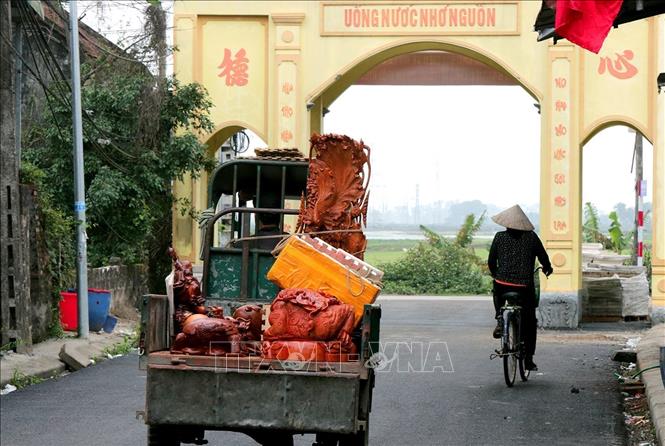 Những năm gần đây, sản phẩm mộc của xã Hòa Phong được nâng cao, có uy tín trên thị trường nên được nhiều khách hàng ngoài tỉnh và nước ngoài đến đặt mua. Ảnh: Lương Hiếu/TTXVN phát