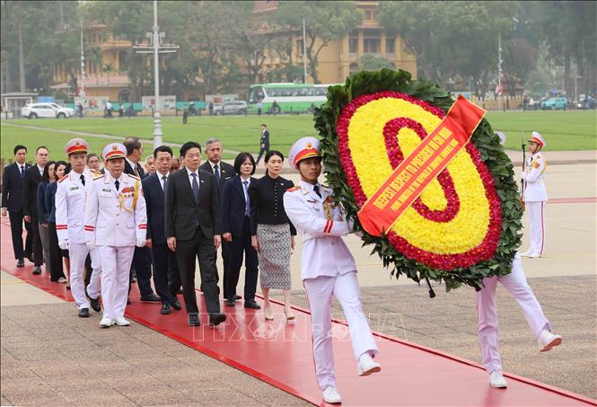 Singaporean Prime Minister Lawrence Wong and his spouse pay tributes to late President Ho Chi Minh at his mausoleum in Hanoi on March 26. VNA Photo: An Đăng