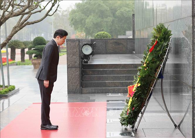 Singaporean Prime Minister Lawrence Wong and his spouse pay tributes to late President Ho Chi Minh at his mausoleum in Hanoi on March 26. VNA Photo: An Đăng