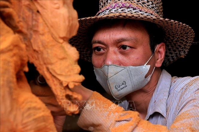 Công đoạn cuối cùng là chạm tinh - đây là công đoạn đòi hỏi sự cần cù, tỷ mỷ và đôi bàn tay khéo léo của người thợ. Ảnh: Tuấn Anh - TTXVN