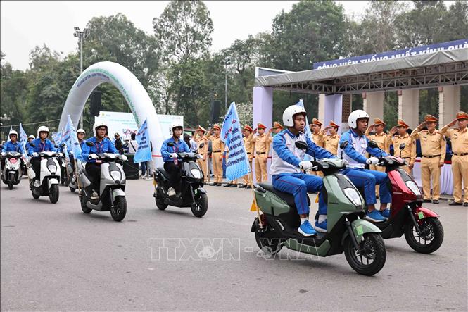 Diễu hành tuyên truyền giữ gìn trật tự an toàn giao thông. Ảnh: Minh Đức – TTXVN