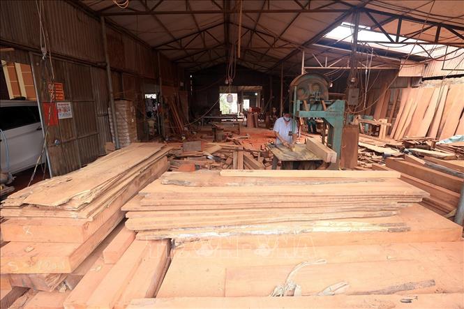Một xưởng gỗ tại làng nghề Hòa Phong. Ảnh: Tuấn Anh - TTXVN