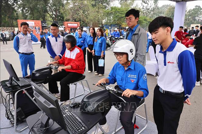 Hướng dẫn kỹ năng giúp người dân nâng cao khả năng dự đoán và phòng tránh rủi ro khi tham gia giao thông. Ảnh: Minh Đức – TTXVN