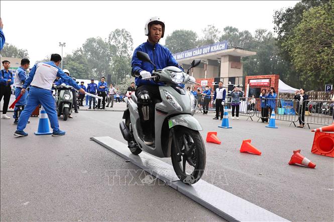 Trải nghiệm lái xe an toàn khi tham gia giao thông. Ảnh: Minh Đức – TTXVN

