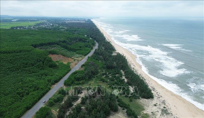 Tuyến đường ven biển Dung Quất - Sa Huỳnh đoạn qua xã Thắng Lợi, huyện Mộ Đức đã được hoàn thành. Ảnh: Quốc Khánh - TTXVN