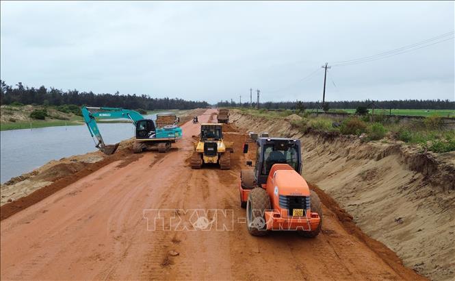 Nhà thầu tận dụng thời tiết thuận lợi đẩy nhanh tiến độ thi công tuyến đường ven biển đoạn qua xã Đức Minh, huyện Mộ Đức. Ảnh: Quốc Khánh - TTXVN
