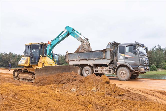 Nhà thầu tận dụng thời tiết thuận lợi đấy nhanh tiến độ thi công tuyến đường ven biển đoạn qua xã Đức Minh, huyện Mộ Đức. Ảnh: Hoàng Hiếu - TTXVN
