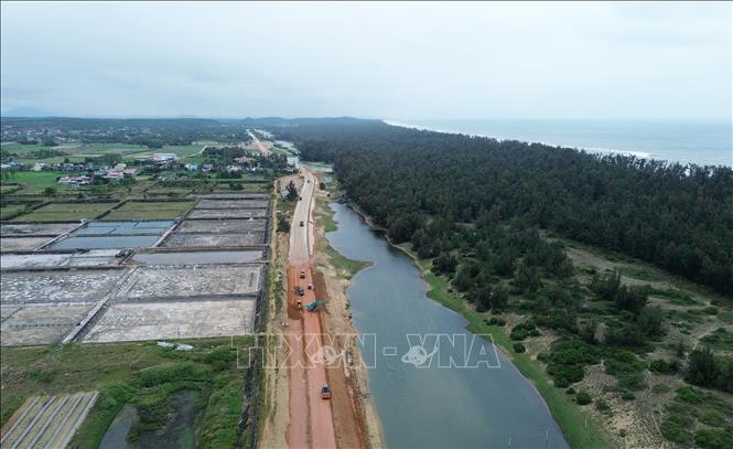 Tuyến đường ven biển Dung Quất - Sa Huỳnh đoạn qua xã Thắng Lợi, huyện Mộ Đức đang được đẩy nhanh tiến độ thi công. Ảnh: Quốc Khánh - TTXVN