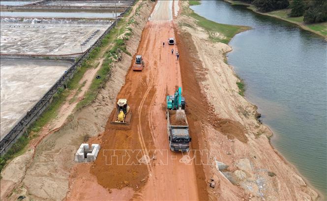 Nhà thầu tận dụng thời tiết thuận lợi đấy nhanh tiến độ thi công tuyến đường ven biển đoạn qua xã Đức Minh, huyện Mộ Đức. Ảnh: Quốc Khánh - TTXVN