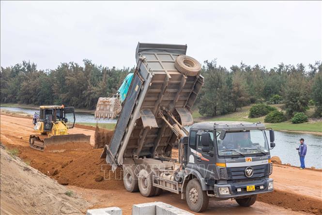 Nhà thầu tận dụng thời tiết thuận lợi đấy nhanh tiến độ thi công tuyến đường ven biển đoạn qua xã Đức Minh, huyện Mộ Đức. Ảnh: Hoàng Hiếu - TTXVN