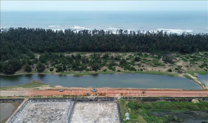 Tuyến đường ven biển Dung Quất - Sa Huỳnh đoạn qua xã Đức Minh, huyện Mộ Đức đang được đẩy nhanh tiến độ thi công. Ảnh: Quốc Khánh - TTXVN