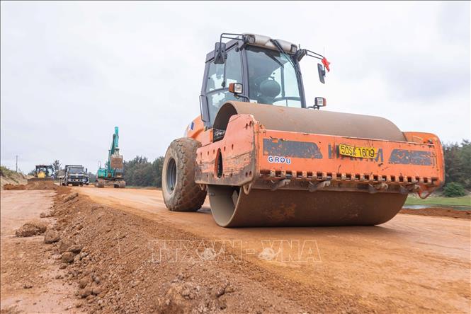 Nhà thầu tận dụng thời tiết thuận lợi đấy nhanh tiến độ thi công tuyến đường ven biển đoạn qua xã Đức Minh, huyện Mộ Đức. Ảnh: Hoàng Hiếu - TTXVN