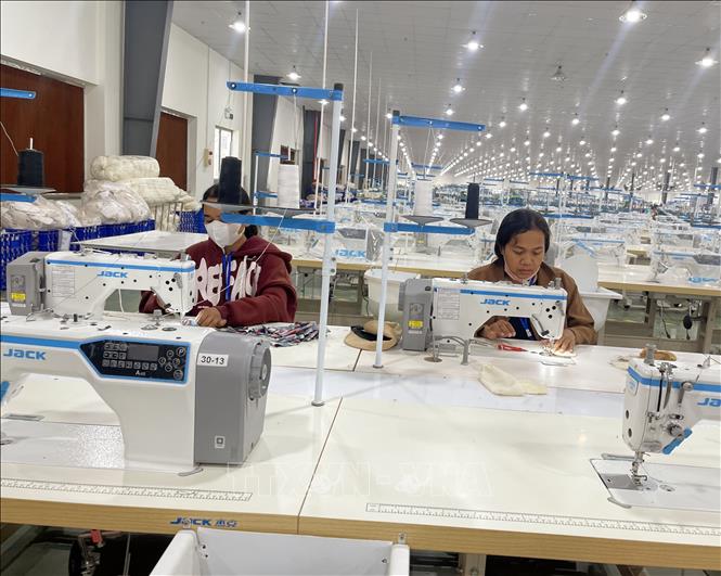 Công nhân chưa có tay nghề may được Công ty TNHH Innoflow Ninh Thuận (Khu công nghiệp Phước Nam, huyện Thuận Nam) tạo điều kiện học may tại xưởng rồi tuyển dụng làm việc chính thức. Ảnh: Công Thử - TTXVN