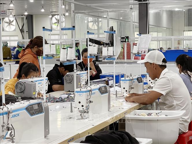 Công nhân chưa có tay nghề may được Công ty TNHH Innoflow Ninh Thuận (Khu công nghiệp Phước Nam, huyện Thuận Nam) tạo điều kiện học may tại xưởng rồi tuyển dụng làm việc chính thức. Ảnh: Công Thử - TTXVN