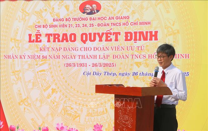 PGS.TS Trần Văn Đạt, Bí thư Đảng uỷ, Chủ tịch Hội Đồng Trường Đại học An Giang - Đại học Quốc gia Thành phố Hồ Chí Minh, phát biểu tại buổi lễ. Ảnh: Công Mạo-TTXVN