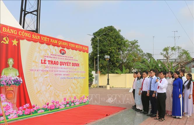 Các sinh viên đọc lời tuyên thệ trong lễ kết nạp Đảng. Ảnh: Công Mạo-TTXVN