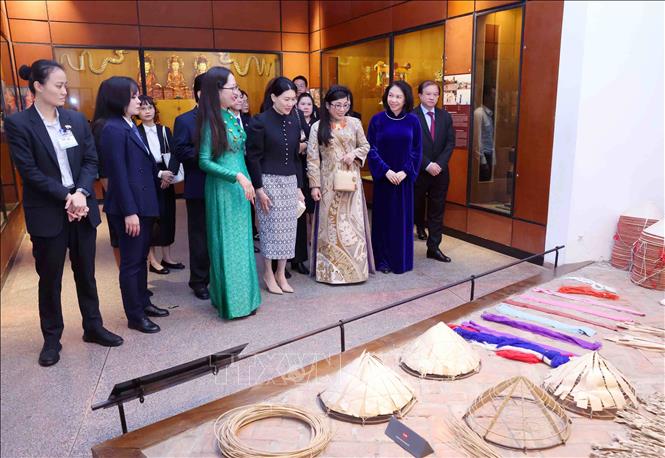 Bà Lê Thị Bích Trân, Phu nhân Thủ tướng Phạm Minh Chính và bà Loo Tze Lui, Phu nhân Thủ tướng Cộng hòa Singapore Lawrence Wong tham quan nơi trưng bày không gian văn hóa 54 dân tộc Việt Nam tại Bảo tàng Dân tộc học Việt Nam. Ảnh: Phạm Kiên - TTXVN