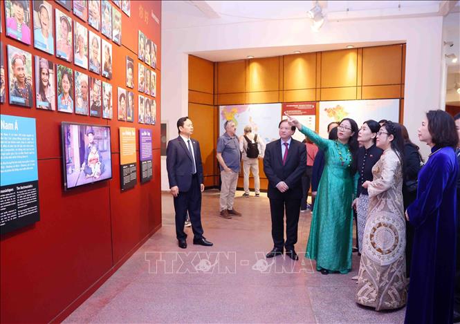 Bà Lê Thị Bích Trân, Phu nhân Thủ tướng Phạm Minh Chính và bà Loo Tze Lui, Phu nhân Thủ tướng Cộng hòa Singapore Lawrence Wong tham quan Bảo tàng Dân tộc học Việt Nam. Ảnh: Phạm Kiên - TTXVN