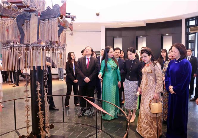 Bà Lê Thị Bích Trân, Phu nhân Thủ tướng Phạm Minh Chính và bà Loo Tze Lui, Phu nhân Thủ tướng Cộng hòa Singapore Lawrence Wong tham quan nơi trưng bày không gian văn hóa 54 dân tộc Việt Nam tại Bảo tàng Dân tộc học Việt Nam. Ảnh: Phạm Kiên - TTXVN