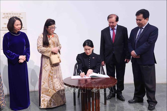 Bà Loo Tze Lui, Phu nhân Thủ tướng Cộng hòa Singapore Lawrence Wong ghi sổ cảm tưởng tại Bảo tàng Dân tộc học Việt Nam. Ảnh: Phạm Kiên - TTXVN