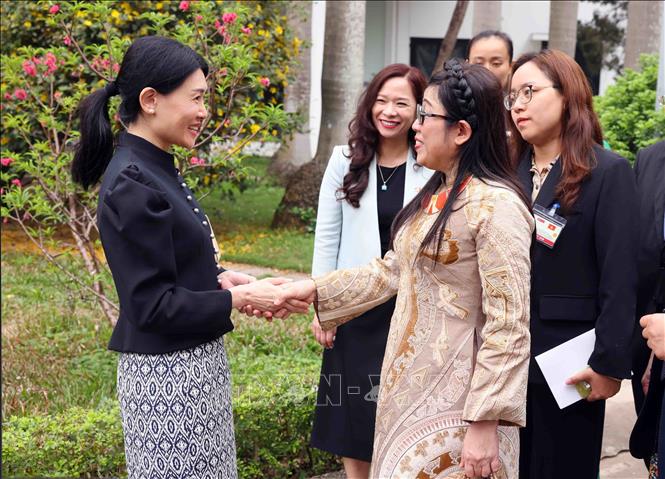 Bà Lê Thị Bích Trân, Phu nhân Thủ tướng Phạm Minh Chính với bà Loo Tze Lui, Phu nhân Thủ tướng Cộng hòa Singapore Lawrence Wong. Ảnh: Phạm Kiên - TTXVN