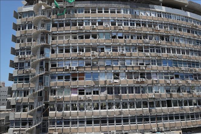 Toàn nhà ở Tel Aviv bị phá hủy trong vụ tấn công bằng máy bay không người lái của Houthi từ Yemen. Ảnh: THX/TTXVN