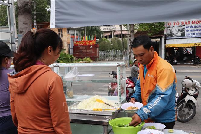 Người lao động có hoàn cảnh khó khăn, bệnh nhân nghèo nhận bữa ăn miễn phí ở 