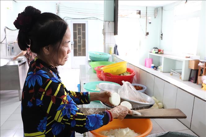 Chuẩn bị bữa ăn sạch sẽ, đầy đủ chất dinh dưỡng tại Bếp ăn tình thương trong khuôn viên Trung tâm y tế thành phố Thuận An (Bình Dương). Ảnh: Huyền Trang - TTXVN