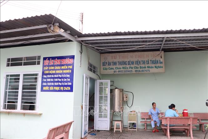 Bếp ăn tình thương Bệnh viện thị xã Thuận An do gia đình ông Trần Thanh Liêm (phường Phú Cường, thành phố Thủ Dầu Một) sáng lập đã trở thành điểm tựa cho nhiều hoàn cảnh khó khăn. Ảnh: Huyền Trang - TTXVN
