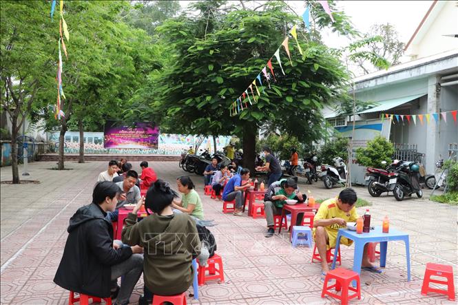 Người lao động có hoàn cảnh khó khăn, bệnh nhân nghèo thưởng thức bữa ăn miễn phí ở 