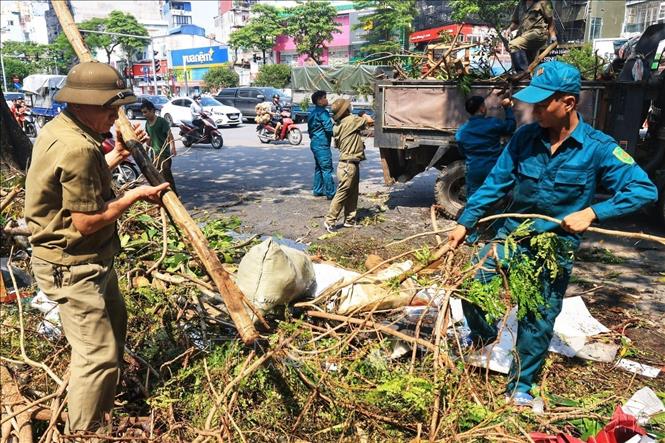 Lực lượng dân phòng và dân quân tự vệ tham gia tổng vệ sinh môi trường, khắc phục hậu quả bão số 3 trên phố Trần Duy Hưng, quận Cầu Giấy (9/2024). Ảnh: Tuấn Anh – TTXVN