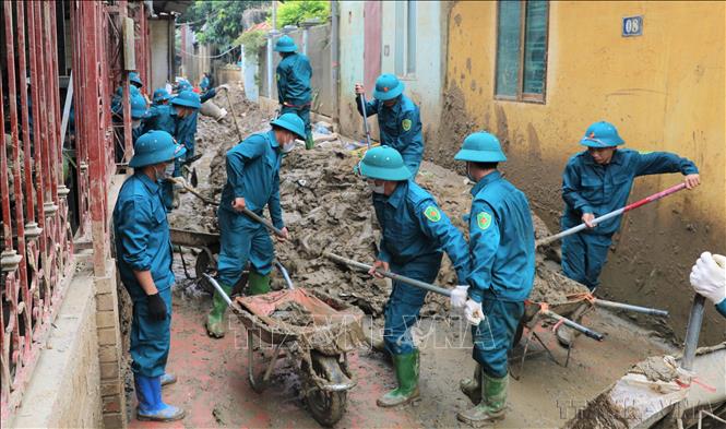 Dân quân tự vệ huyện Mù Cang và huyện Văn Chấn (Yên Bái) tham gia khắc phục hậu quả hoàn lưu cơn bão số 3 trên địa bàn thành phố, ngày 25/9/2024. Ảnh: Tuấn Anh – TTXVN