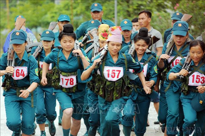 Các VĐV tham gia thi đấu nội dung chạy 1.500m nữ tại Hội thao Thể dục thể thao Bộ Chỉ huy Quân sự tỉnh và dân quân tự vệ do Bộ Chỉ huy Quân sự tỉnh Sơn La tổ chức (6/2019). Ảnh: Quang Quyết – TTXVN