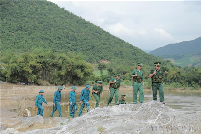 Bộ đội biên phòng và dân quân tự vệ xã Chiềng Khương, huyện Sông Mã, tỉnh Sơn La phối hợp tuần tra, bảo vệ biên giới. Ảnh: Hữu Quyết – TTXVN