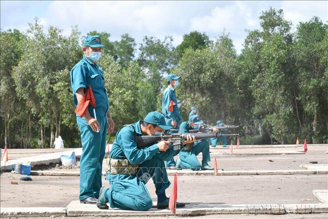 Các dân quân thường trực thực hiện thao tác ngắm bắn mục tiêu cố định bằng súng AK trong kỳ huấn luyện quân sự (6/2021). Ảnh: Hữu Chí – TTXVN