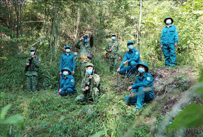 Dân quân tự vệ xã Ma Ly Pho (Phong Thổ, Lai Châu) phối hợp với lực lượng Đồn Biên phòng cửa khẩu Ma Lù Thàng tuần tra, kiểm soát đường mòn, lối mở (12/2021). Ảnh: Việt Hoàng – TTXVN