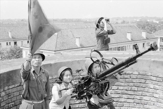Tự vệ nhà máy dệt kim Đông Xuân ra sức rèn luyện kỹ thuật chiến đấu, góp phần cùng quân dân Thủ đô bắn rơi 5 máy bay Mỹ trong ngày 16/4/1972. Ảnh: Trần Phác – TTXVN