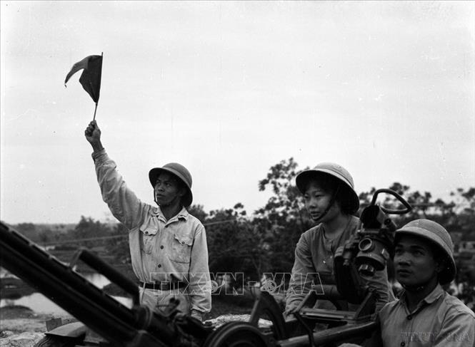 Dân quân tự vệ xã Yên Sở, huyện Thanh Trì (Hà Nội) luyện chắc tay súng, sẵn sàng chiến đấu, bảo vệ vùng trời Thủ đô (1972). Ảnh: Duy Nhân – TTXVN