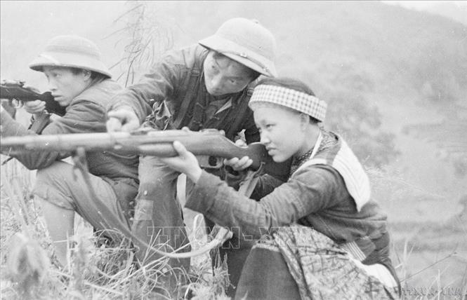 Nữ dân quân Hàn Thị Sải, huyện Thông Nông, tỉnh Cao Bằng tích cực luyện tập, bảo vệ bản làng, bảo vệ sản xuất. Qua các kỳ kiểm tra, chị đều đạt khá và giỏi. Ảnh: Nguyễn Hoàn – TTVXN