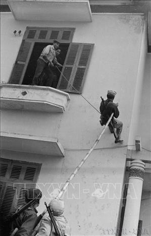 Phân đội tự vệ nhà máy B luyện tập vượt tường bằng sào, đánh địch trên tầng gác thành phố. Ảnh: Hữu Thứ - TTXVN