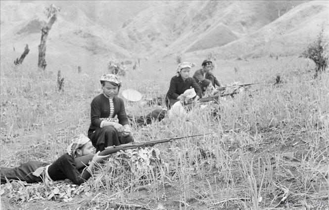 Dân quân bản Hua Trăng, huyện Than Uyên, tỉnh Hoàng Liên Sơn luyện tập xạ kích bài 1 (1973). Ảnh: Nguyễn Trân – TTXVN