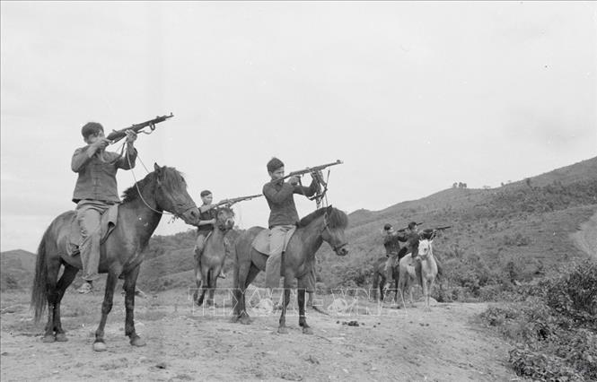 Dân quân huyện Bát Xát, tỉnh Hoàng Liên Sơn tập bắn súng trên lưng ngựa (1973). Ảnh: TTXVN