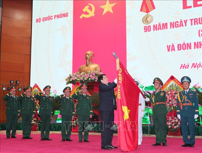 Chủ tịch nước Lương Cường gắn Huân chương Hồ Chí Minh lên cờ truyền thống của Dân quân tự vệ Việt Nam tại Lễ kỷ niệm 90 năm Ngày truyền thống Dân quân tự vệ (28/3/1935 - 28/3/2025), ngày 26/3/2025. Ảnh: Trọng Đức - TTXVN